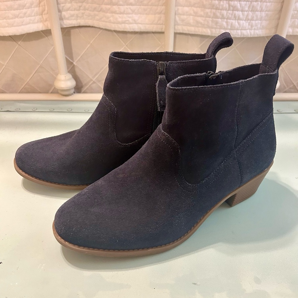 Vionic Vera Women's Suede Ankle Boots
